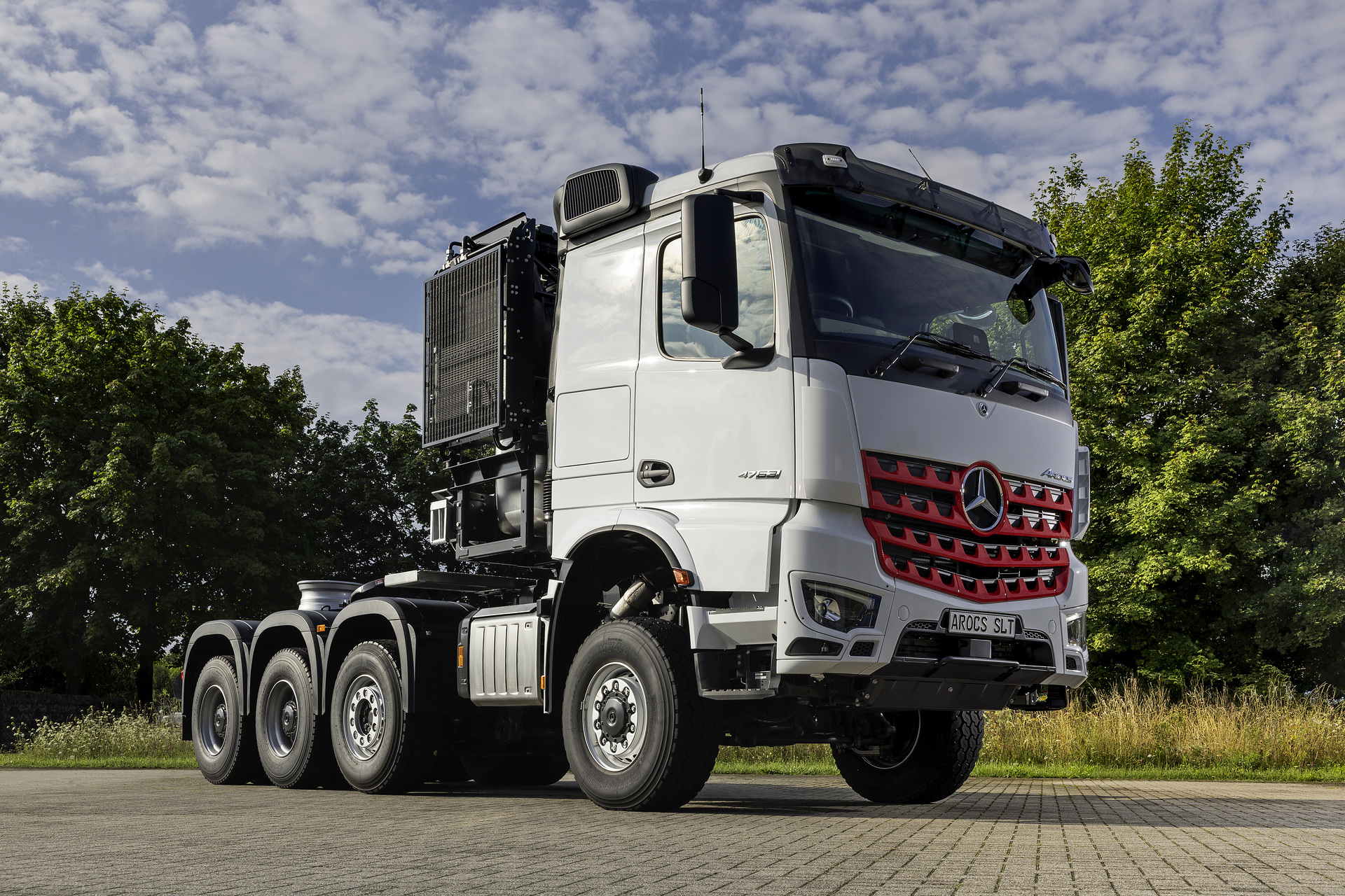 Mercedes-Benz Arocs heavy-duty transporter 4763 right-hand drive for the Japanese market Market launch in Japan: Mercedes-Benz Trucks heavy-duty transporter Arocs and Actros models now available