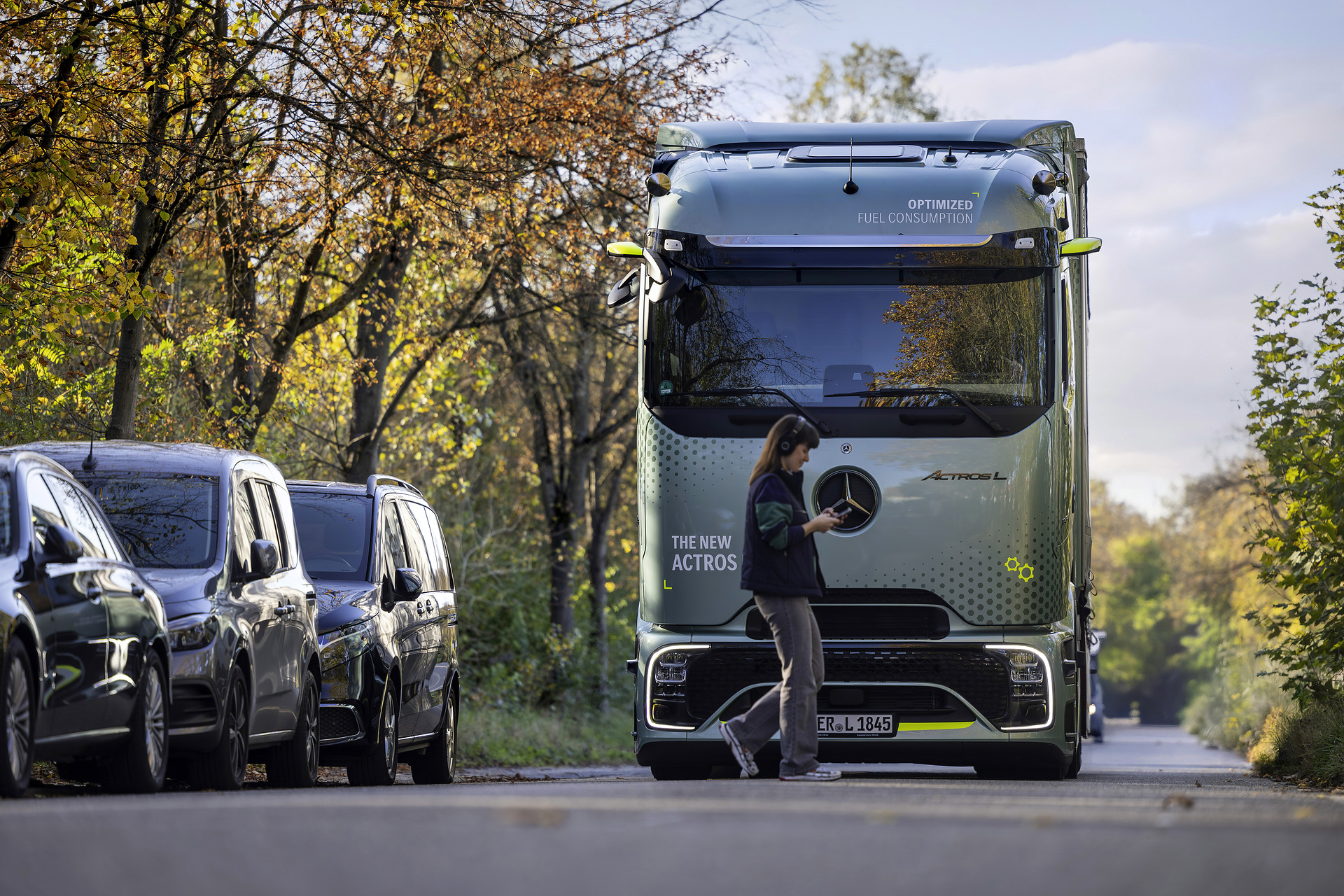 Mercedes-Benz Trucks: Active Brake Assist 6 with pedestrian recognition and active braking NUFAM 2025: Mercedes-Benz Trucks partners present innovative commercial vehicle solutions in Karlsruhe