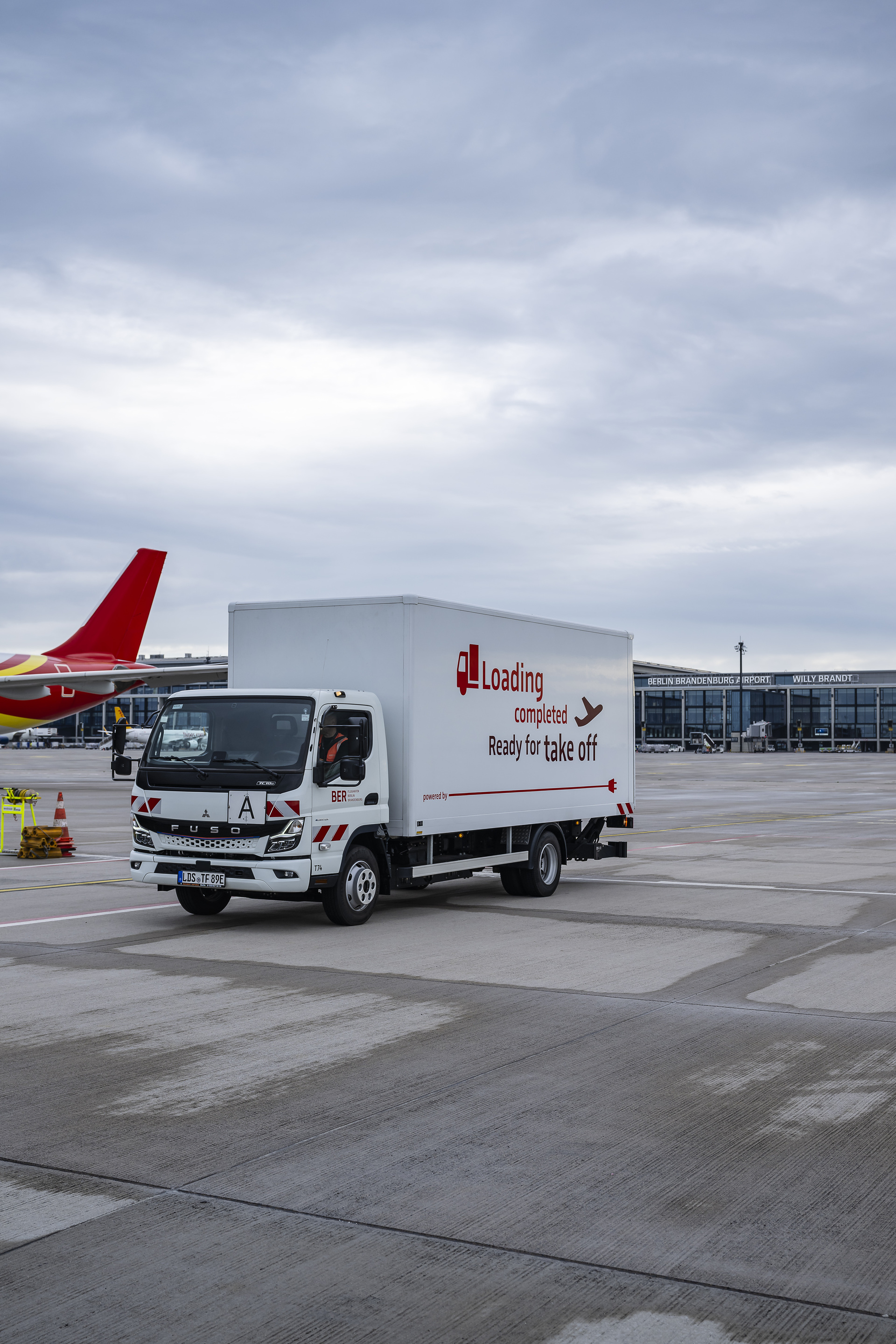Ready for takeoff: Flughafen Berlin Brandenburg GmbH is operating all-electric eCanter from Daimler Truck brand FUSO Ready for takeoff: Flughafen Berlin Brandenburg GmbH is operating all-electric eCanter from Daimler Truck brand FUSO
