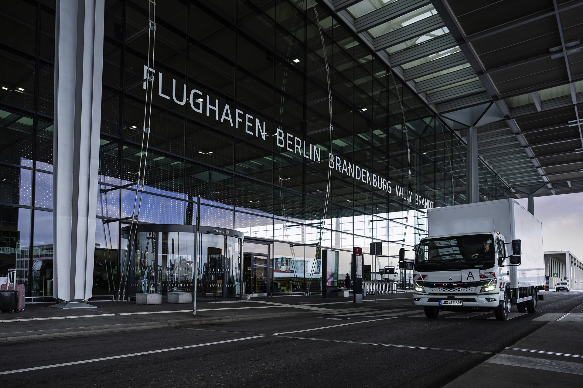 Ready for takeoff: Flughafen Berlin Brandenburg GmbH is operating all-electric eCanter from Daimler Truck brand FUSO Ready for takeoff: Flughafen Berlin Brandenburg GmbH is operating all-electric eCanter from Daimler Truck brand FUSO