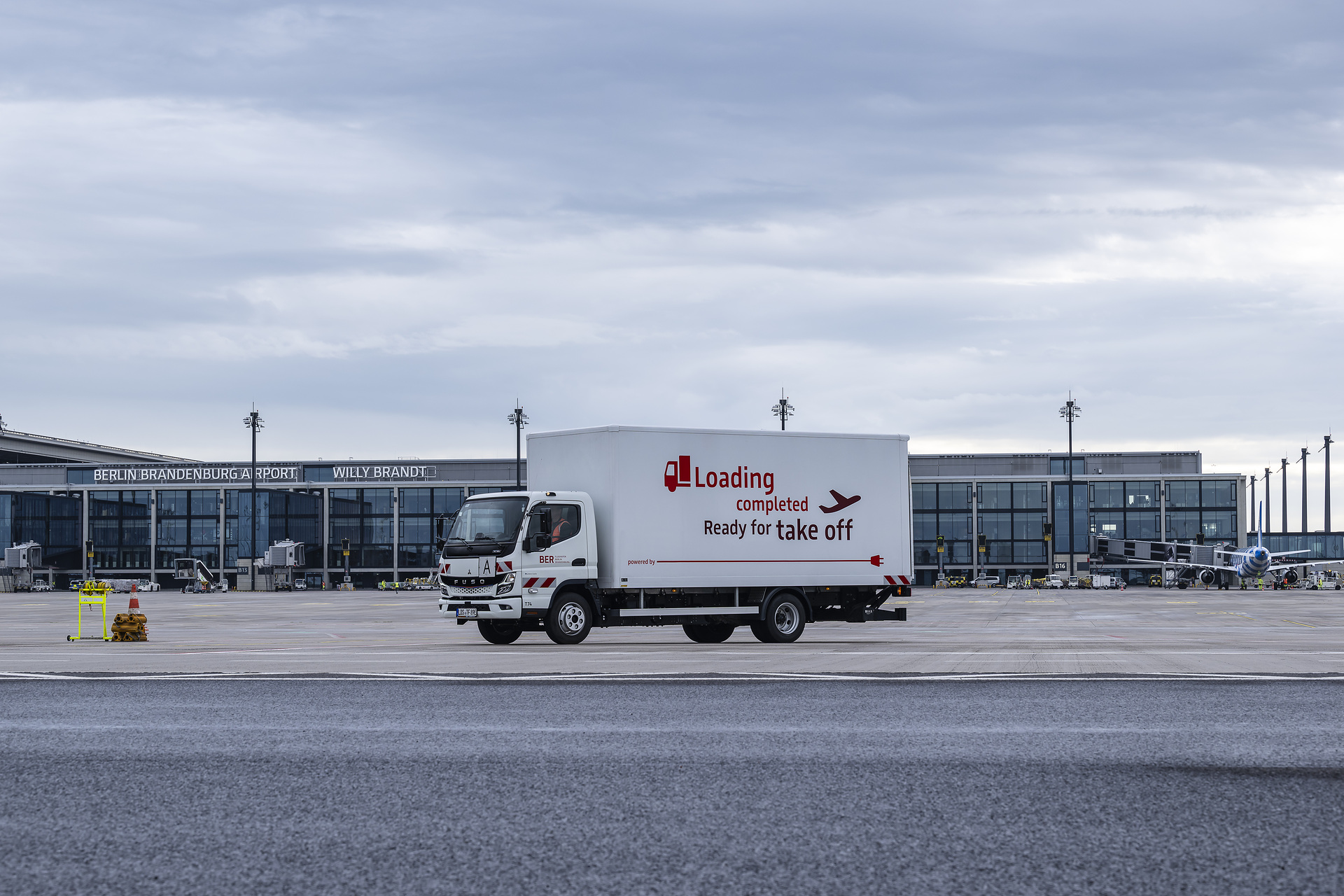 Ready for takeoff: Flughafen Berlin Brandenburg GmbH is operating all-electric eCanter from Daimler Truck brand FUSO Ready for takeoff: Flughafen Berlin Brandenburg GmbH is operating all-electric eCanter from Daimler Truck brand FUSO