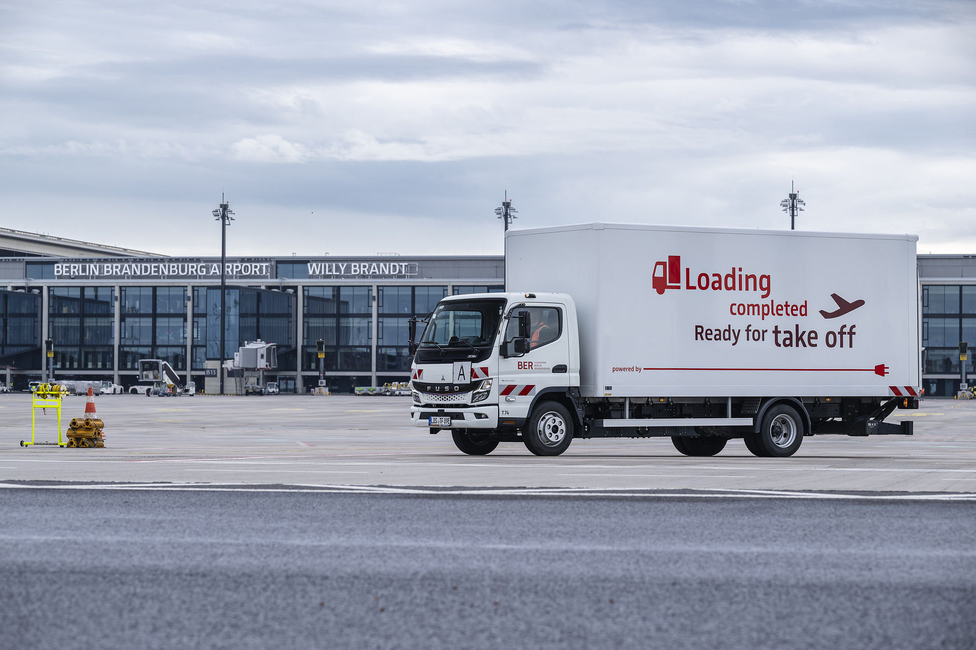 Ready for takeoff: Flughafen Berlin Brandenburg GmbH is operating all-electric eCanter from Daimler Truck brand FUSO Ready for takeoff: Flughafen Berlin Brandenburg GmbH is operating all-electric eCanter from Daimler Truck brand FUSO