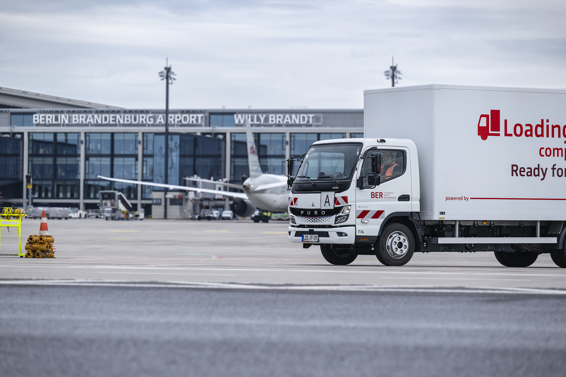 Ready for takeoff: Flughafen Berlin Brandenburg GmbH is operating all-electric eCanter from Daimler Truck brand FUSO Ready for takeoff: Flughafen Berlin Brandenburg GmbH is operating all-electric eCanter from Daimler Truck brand FUSO
