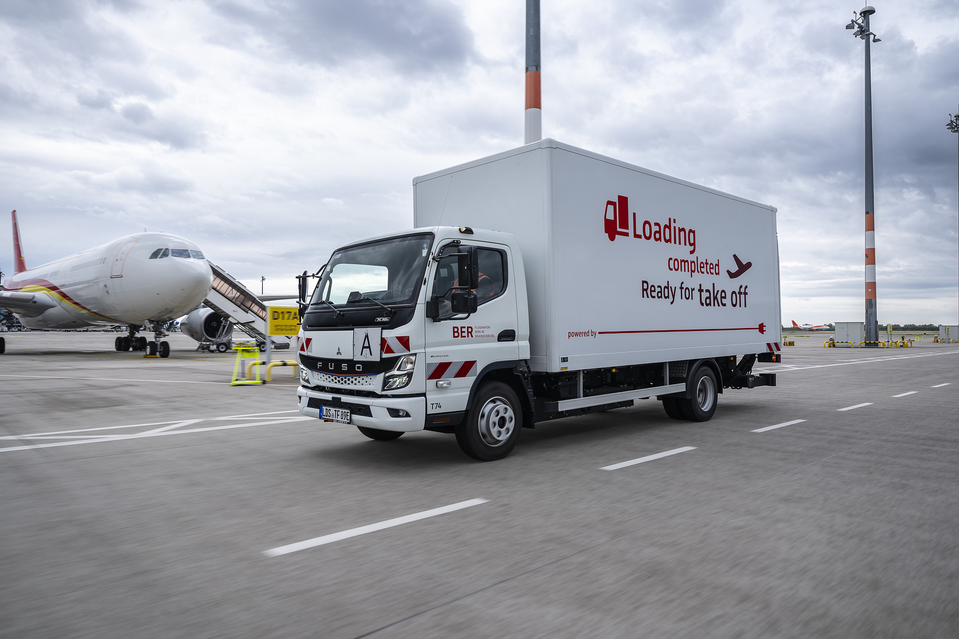 Ready for takeoff: Flughafen Berlin Brandenburg GmbH is operating all-electric eCanter from Daimler Truck brand FUSO Ready for takeoff: Flughafen Berlin Brandenburg GmbH is operating all-electric eCanter from Daimler Truck brand FUSO