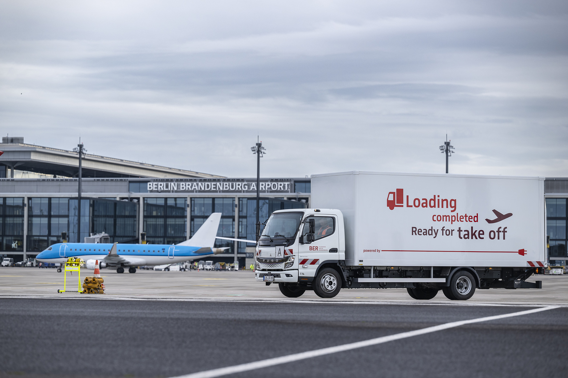 Ready for takeoff: Flughafen Berlin Brandenburg GmbH is operating all-electric eCanter from Daimler Truck brand FUSO Ready for takeoff: Flughafen Berlin Brandenburg GmbH is operating all-electric eCanter from Daimler Truck brand FUSO