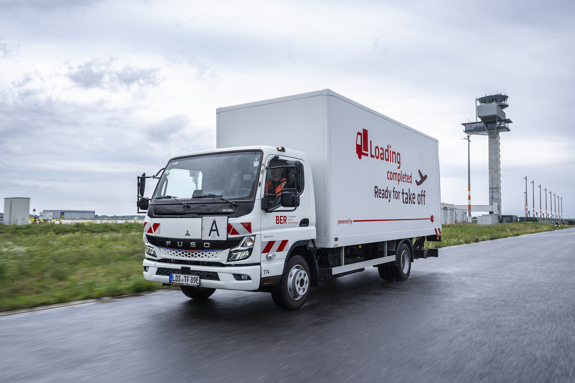 Ready for takeoff: Flughafen Berlin Brandenburg GmbH is operating all-electric eCanter from Daimler Truck brand FUSO Ready for takeoff: Flughafen Berlin Brandenburg GmbH is operating all-electric eCanter from Daimler Truck brand FUSO
