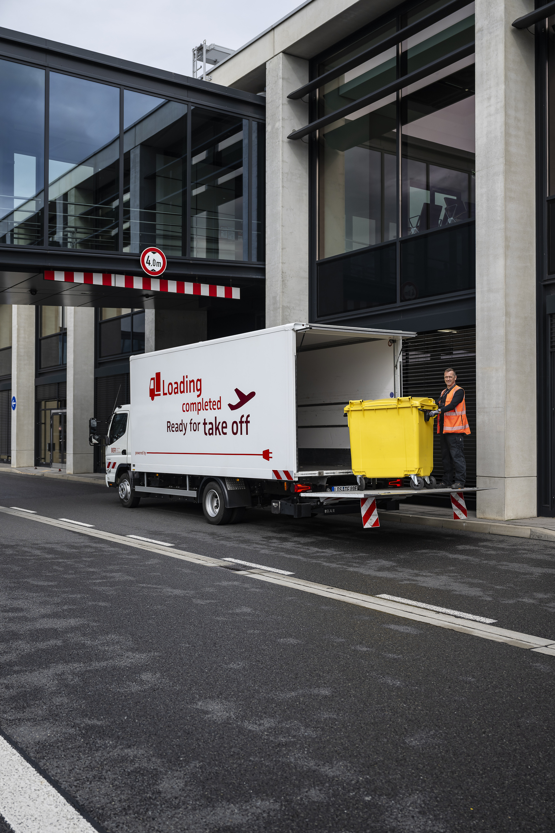 Ready for takeoff: Flughafen Berlin Brandenburg GmbH is operating all-electric eCanter from Daimler Truck brand FUSO Ready for takeoff: Flughafen Berlin Brandenburg GmbH is operating all-electric eCanter from Daimler Truck brand FUSO