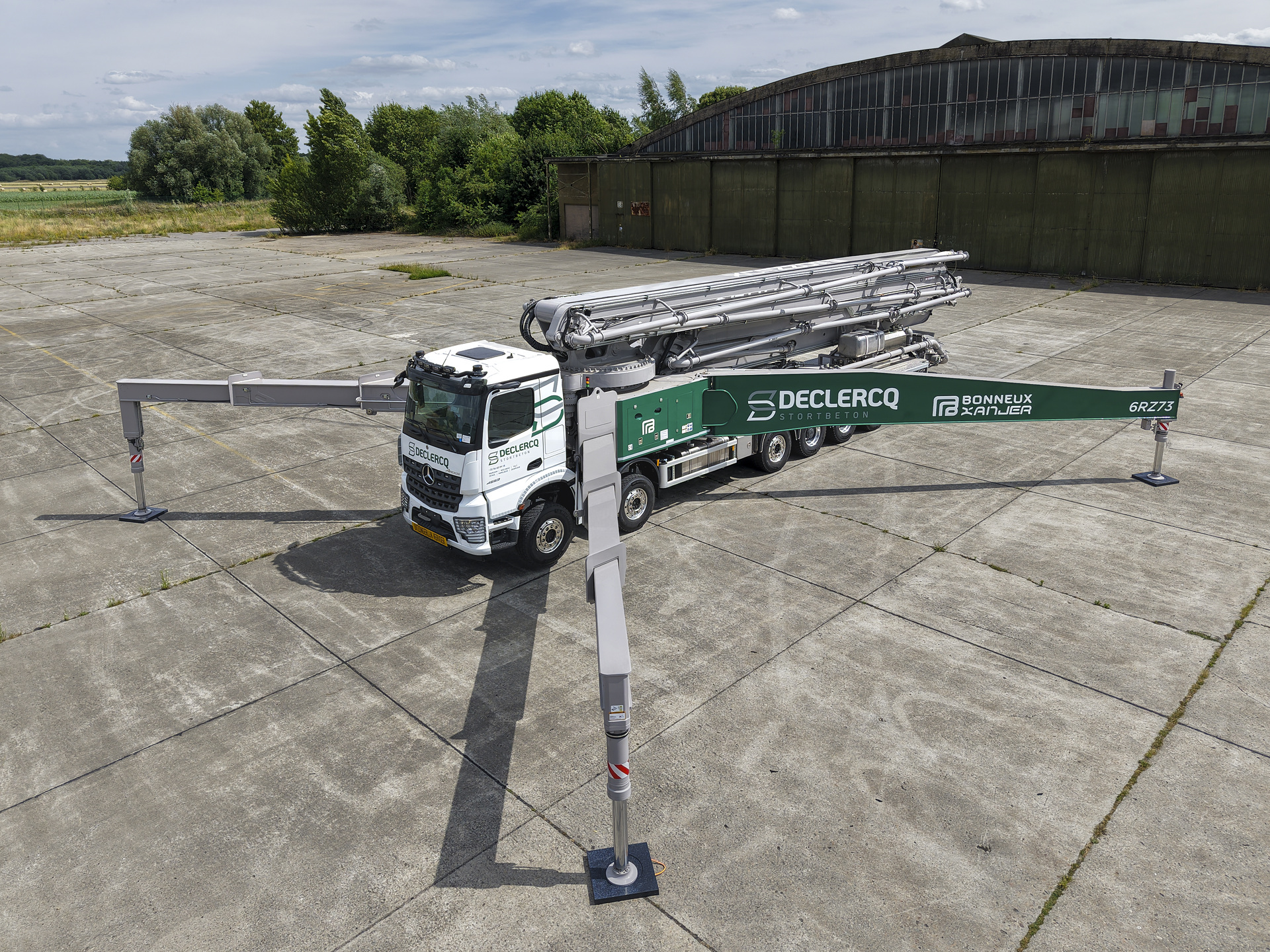 European premiere in Belgium: Giant concrete pump on a 7-axle Mercedes-Benz Arocs European premiere in Belgium: Giant concrete pump on a 7-axle Mercedes-Benz Arocs