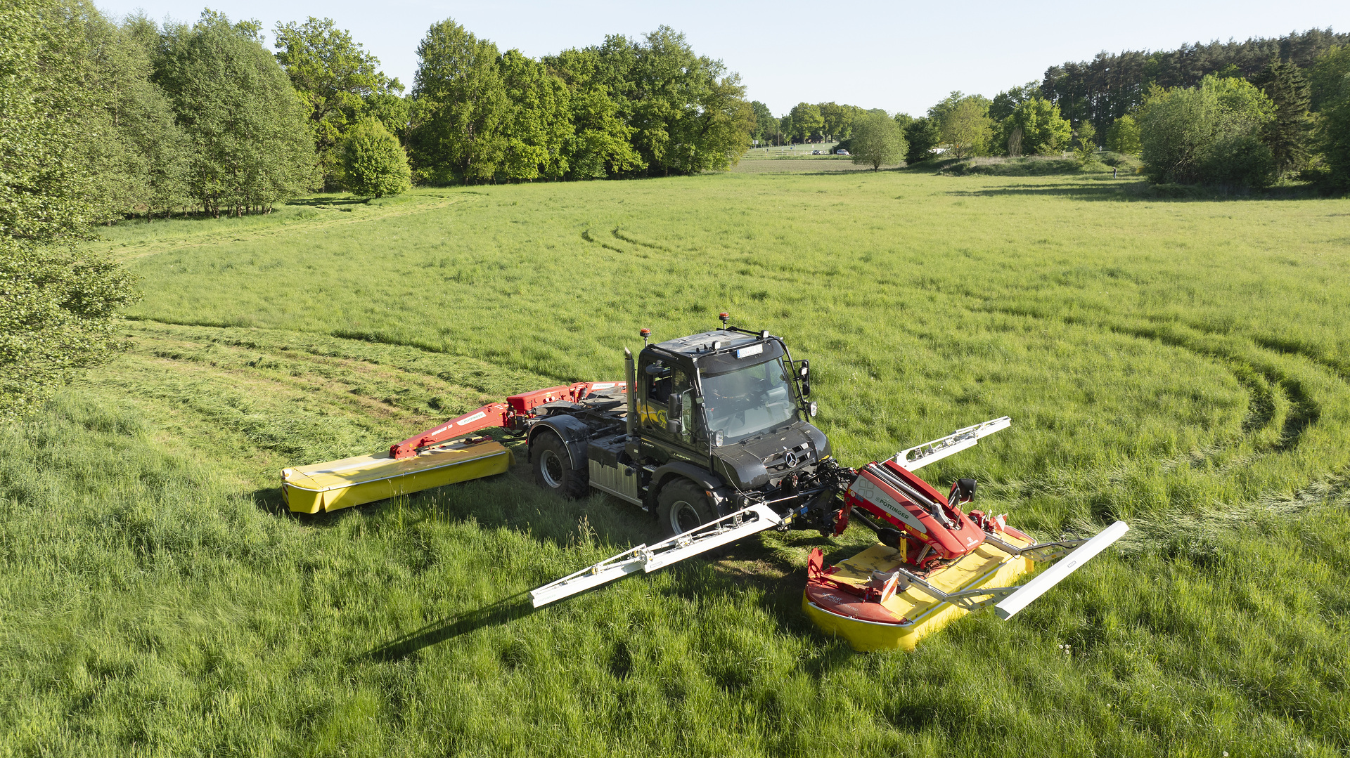 Unimog with front and rear PTO in operation The Unimog for modern agriculture: three implement carriers at Agritechnica