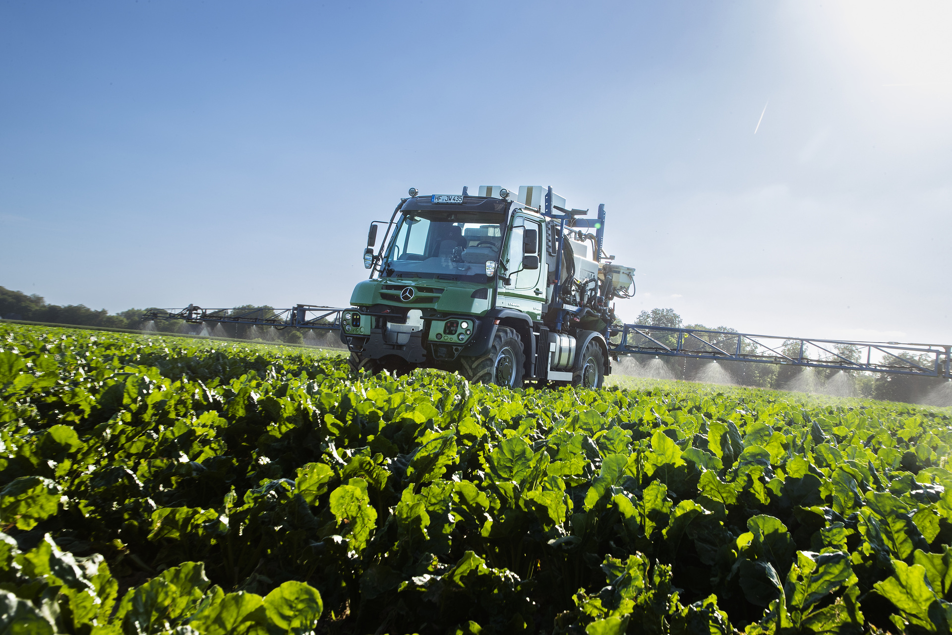 Unimog U 435 implement carrier with 354 hp The Unimog for modern agriculture: three implement carriers at Agritechnica