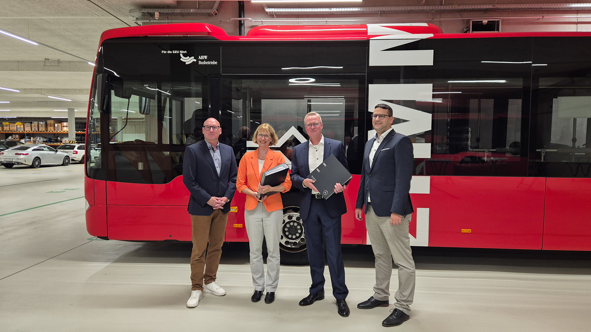Daimler Buses Switzerland AG and Sihltal Zürich Uetliberg Bahn SZU AG: Signing of contract for the planning and implementation of the e-bus charging infrastructure at the Rütihof bus depot in Wädenswil on Lake Zurich: from left: Mischa Nugent (Director, Sihltal Zürich Uetliberg Bahn SZU AG), Andrea Felix (Chairwoman of the Board of Directors, Sihltal Zürich Uetliberg Bahn SZU AG), Dirk Schmelzer (CEO, Daimler Buses Switzerland AG), Boris Vajagic (Head of Sales, Daimler Buses Switzerland AG) Daimler Buses Schweiz AG electrifies the bus depot of Sihltal Zürich Uetliberg Bahn SZU AG