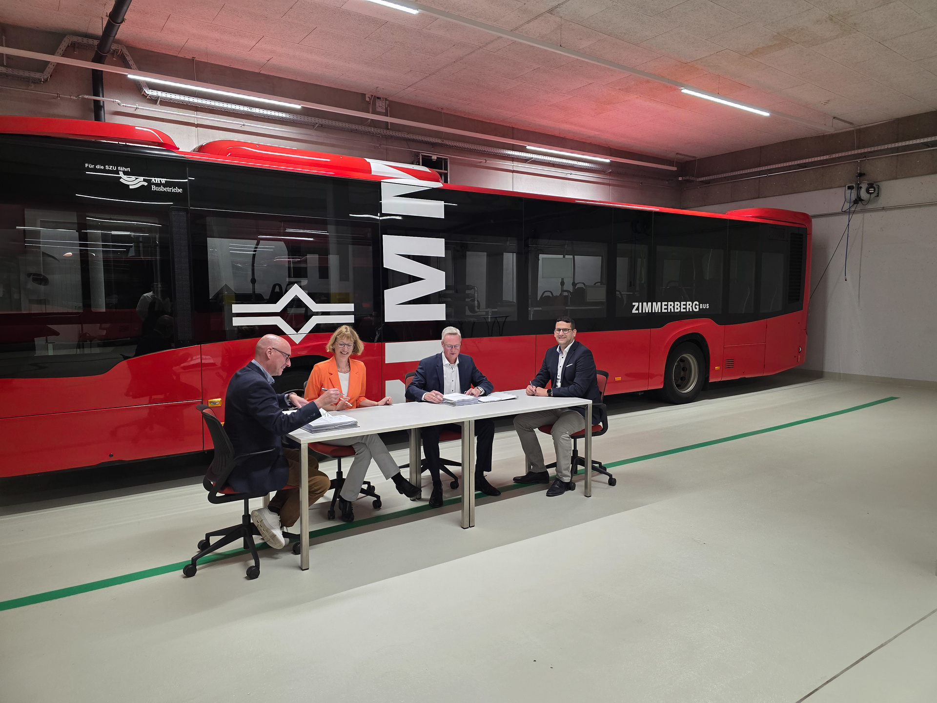 Daimler Buses Switzerland AG and Sihltal Zürich Uetliberg Bahn SZU AG: Signing of contract for the planning and implementation of the e-bus charging infrastructure at the Rütihof bus depot in Wädenswil on Lake Zurich: from left: Mischa Nugent (Director, Sihltal Zürich Uetliberg Bahn SZU AG), Andrea Felix (Chairwoman of the Board of Directors, Sihltal Zürich Uetliberg Bahn SZU AG), Dirk Schmelzer (CEO, Daimler Buses Switzerland AG), Boris Vajagic (Head of Sales, Daimler Buses Switzerland AG) Daimler Buses Schweiz AG electrifies the bus depot of Sihltal Zürich Uetliberg Bahn SZU AG