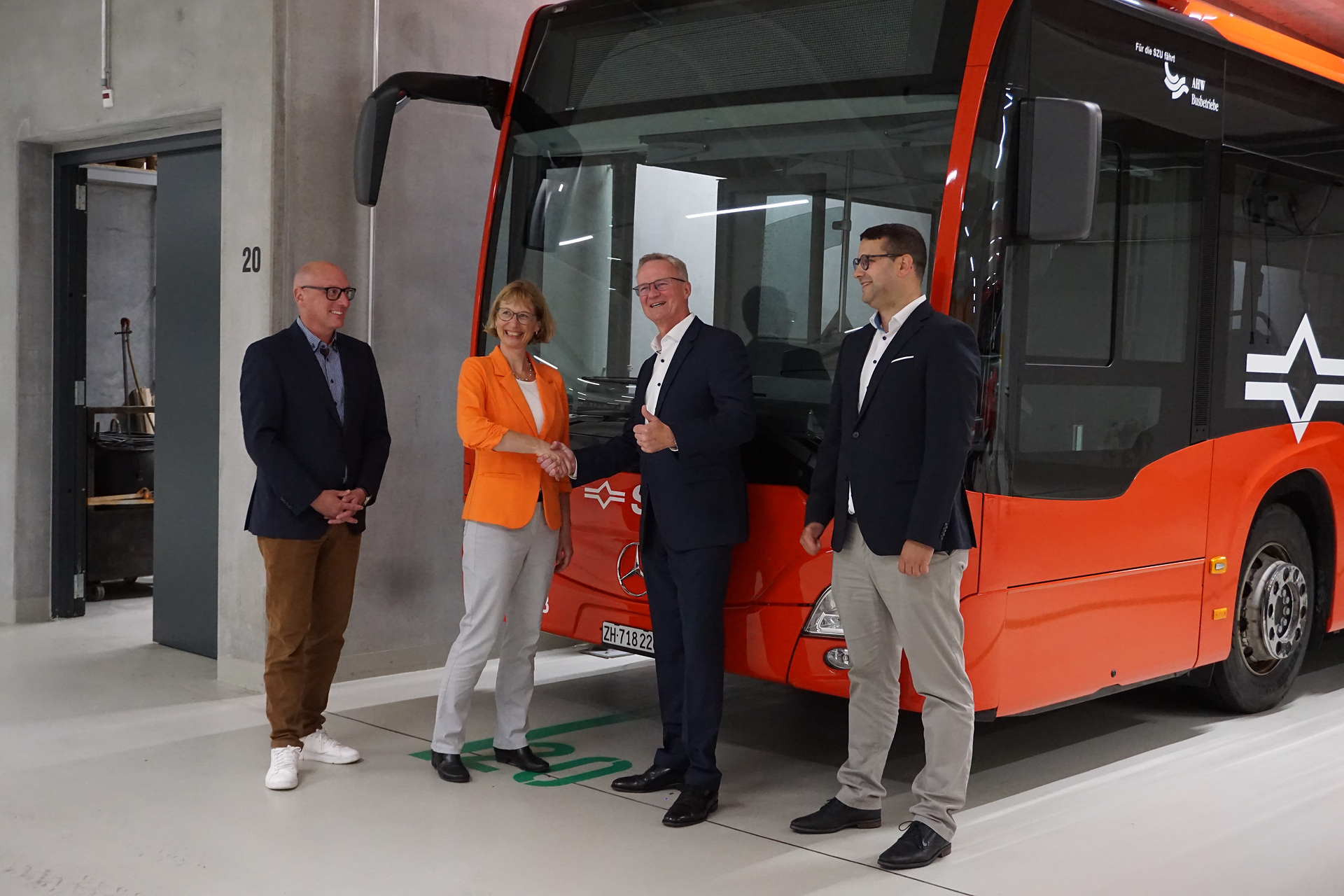 Daimler Buses Switzerland AG and Sihltal Zürich Uetliberg Bahn SZU AG: Signing of contract for the planning and implementation of the e-bus charging infrastructure at the Rütihof bus depot in Wädenswil on Lake Zurich: from left: Mischa Nugent (Director, Sihltal Zürich Uetliberg Bahn SZU AG), Andrea Felix (Chairwoman of the Board of Directors, Sihltal Zürich Uetliberg Bahn SZU AG), Dirk Schmelzer (CEO, Daimler Buses Switzerland AG), Boris Vajagic (Head of Sales, Daimler Buses Switzerland AG) Daimler Buses Schweiz AG electrifies the bus depot of Sihltal Zürich Uetliberg Bahn SZU AG