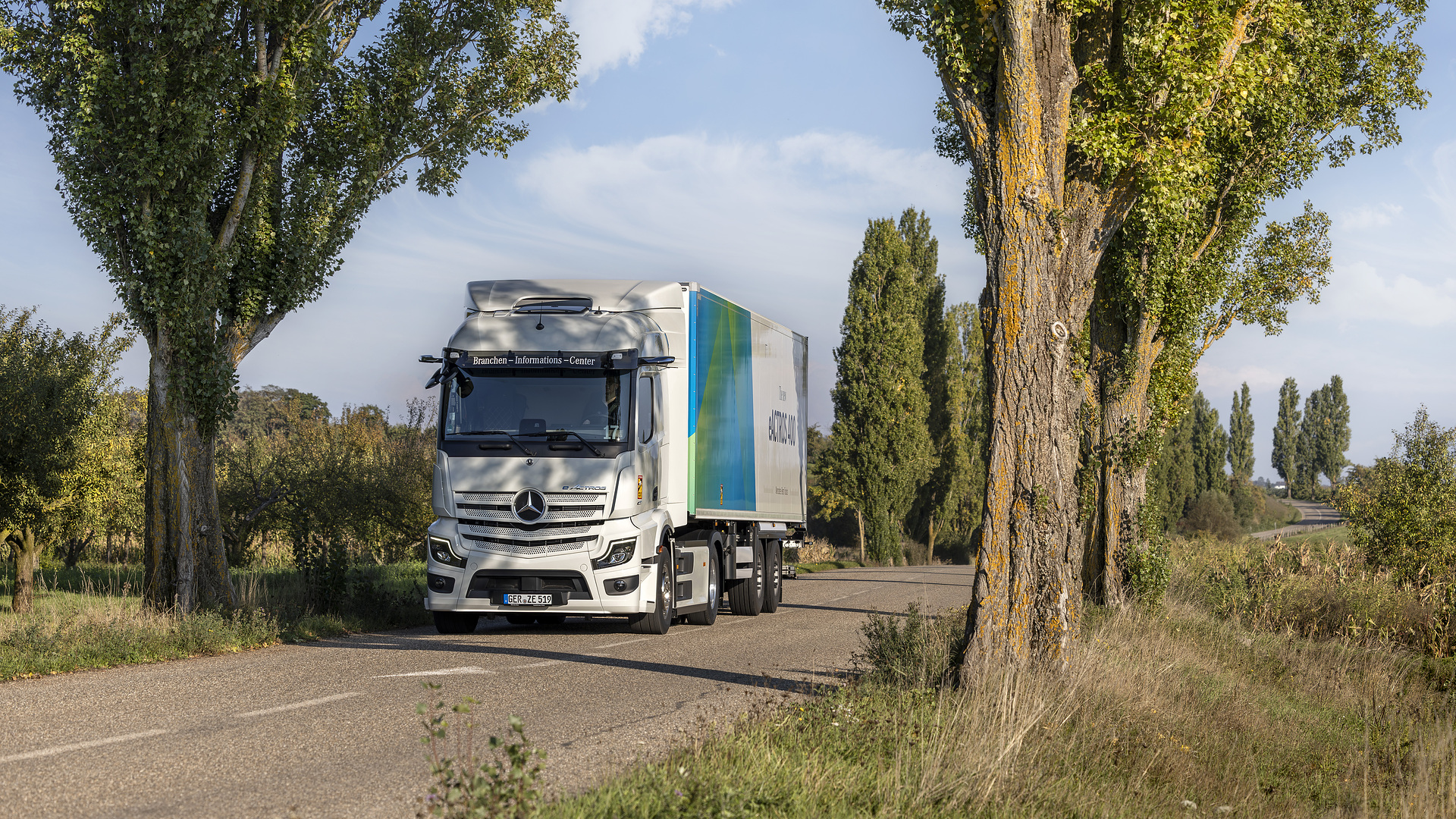 The new Mercedes-Benz eActros 400 of the second generation eActros models Mercedes-Benz eActros 400