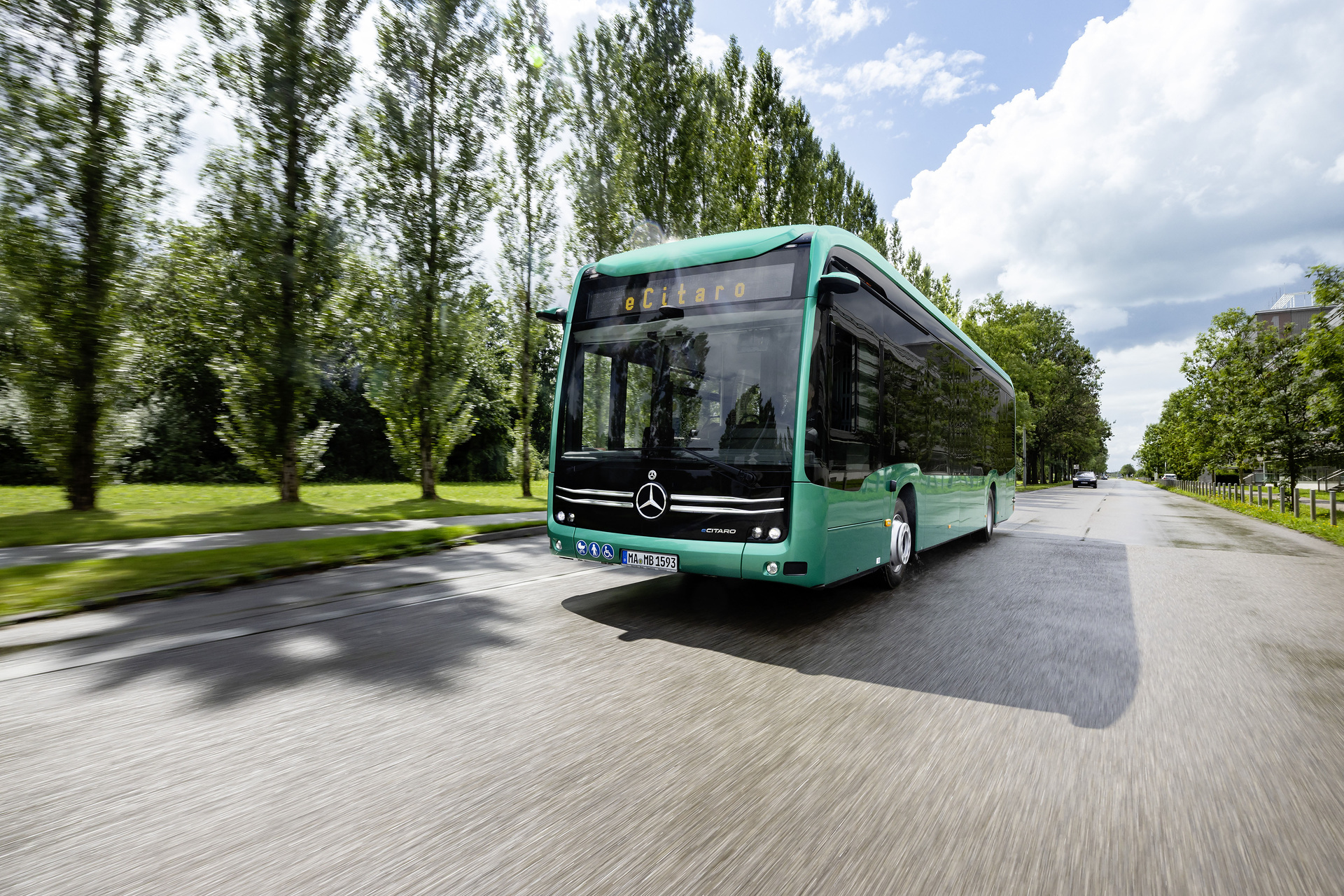 Mercedes-Benz eCitaro with all-electric drive, NMC 4 battery, exterior, green metallic, 2 x electric hub motor, 2 x 140 kW, 2 x 495 Nm, 5 battery packs with 111 kWh each, LED headlamps, MirrorCam, Sideguard Assist 2, Preventive Brake Assist 2, Frontguard Assist, Attention Assist, Traffic Sign Assist, 360 degree camera, length/width/height: 12135/2550/3400 mm, passenger capacity: 1/88. Mercedes-Benz eCitaro with NMCC4 battery