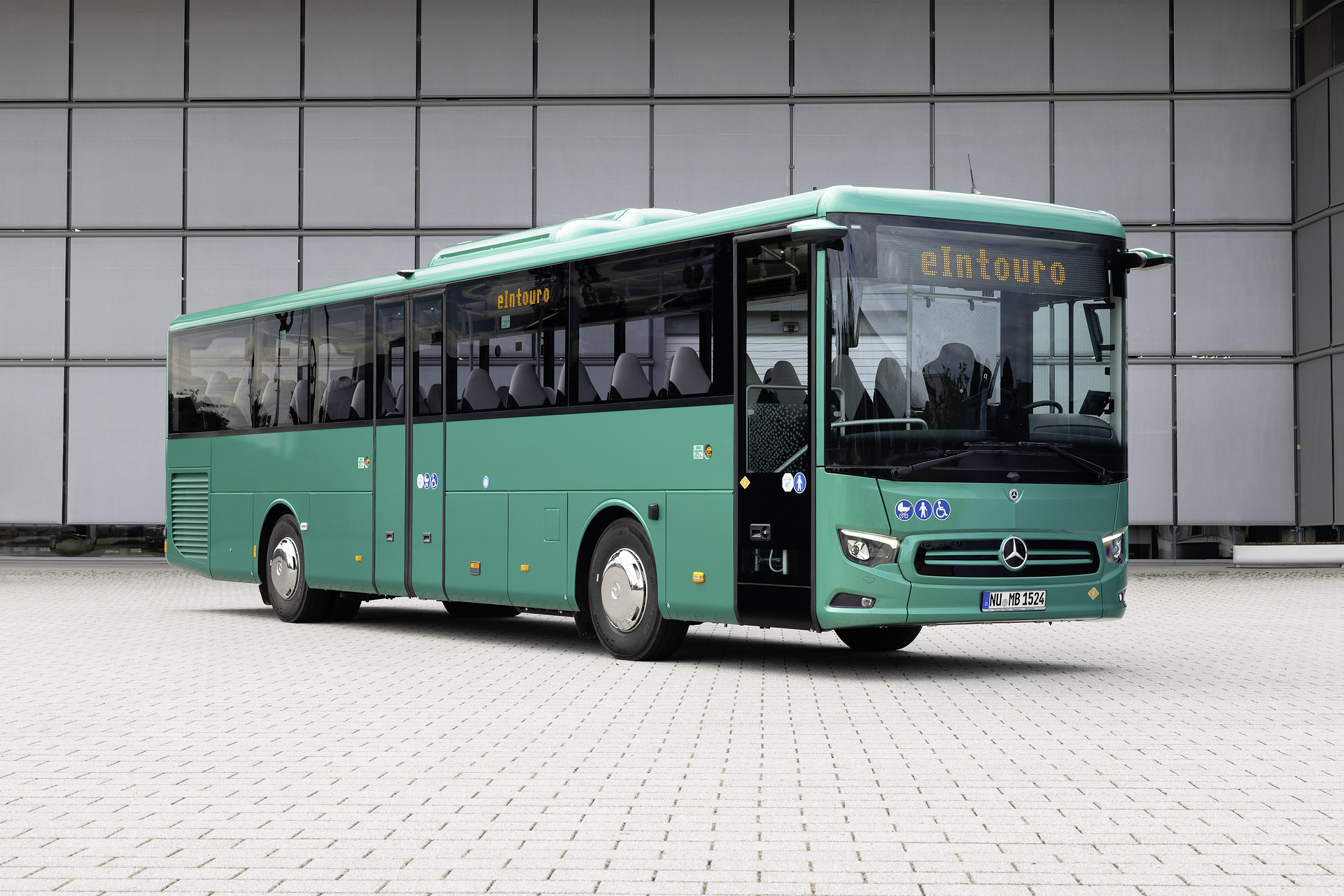 Mercedes-Benz eIntouro with all-electric drive, exterior, green metallic, electric motor: ZF CeTrax 2 dual CX332 with 320 kW, max. torque: 4500 Nm, 2 battery packs with 207,6 kWh each, LED headlamps, ABA 6, Predictive Powertrain Control, Sideguard Assist 2, Frontguard Assist, Lane Assist, Attention Assist, Traffic Sign Assist, MirrorCam, 360 degree camera, lifting platform, length/width/height: 12180/2534/3465 mm, seating: 1/49. Mercedes-Benz eIntouro