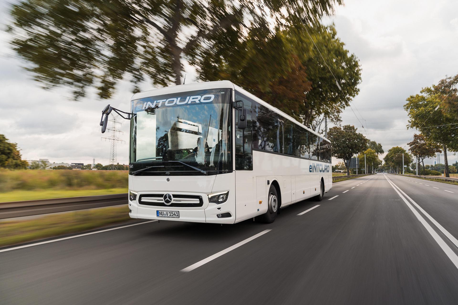Near-production protoype: summer testing of the Mercedes‑Benz eIntouro. The new eIntouro will celebrate its world premiere from 4 to 9 October at Busworld Europe in Brussels. Daimler Buses launches expansion of public charging stations